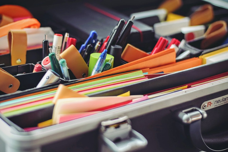 Útiles escolares sobre un escritorio
